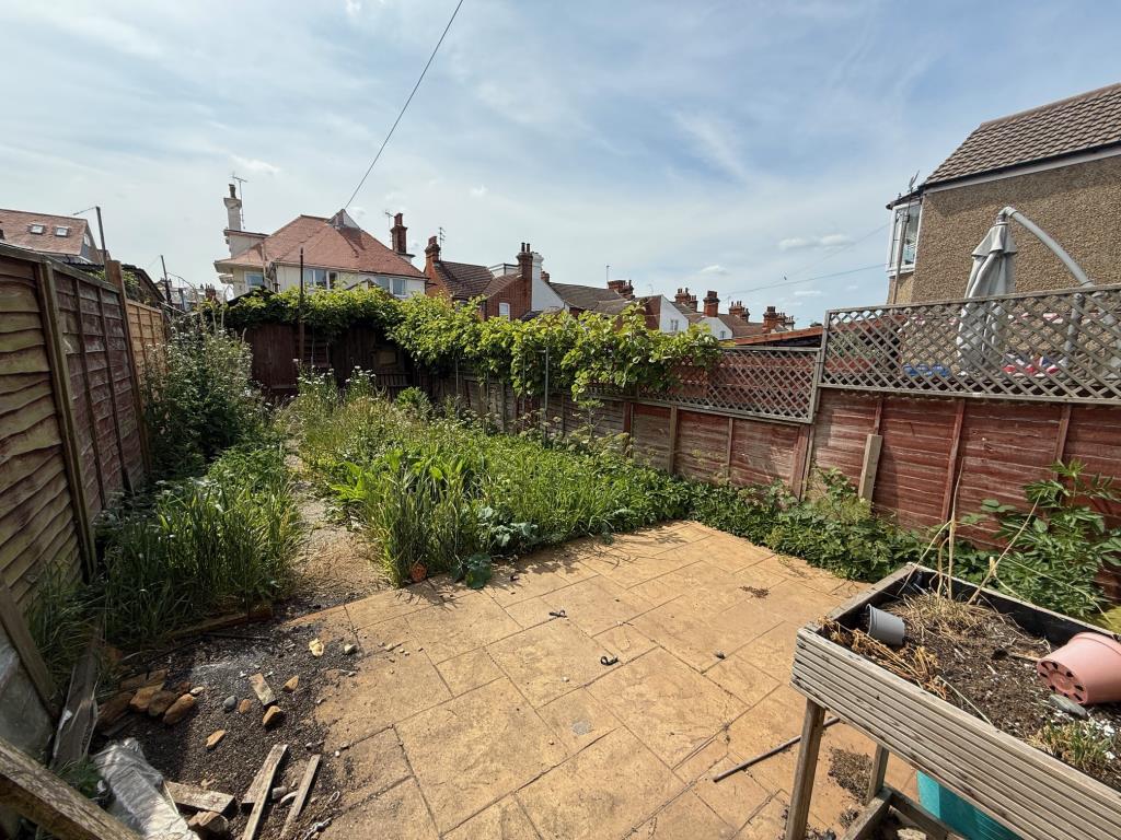 Lot: 139 - END-TERRACE HOUSE FOR IMPROVEMENT - Rear garden